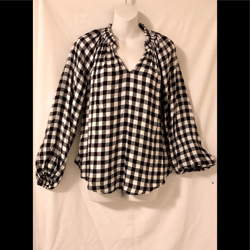 New with tag! Francesca’s black and white tunic,  M